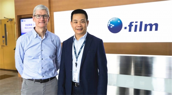 2017년 12월 오필름을 방문한 팀쿡 애플 CEO(왼쪽)와 차이롱쥔(蔡荣军) 오필름 대표.