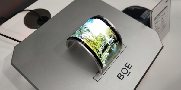 BOE의 플렉시블 OLED 디스플레이 패널.