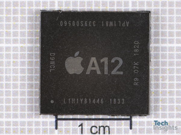 애플 바이오닉 A12 칩의 외형.