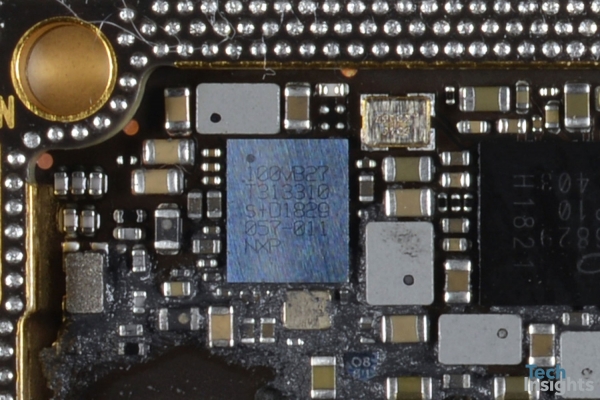 패키지 표시가 100VB27로 표기된 NXP 칩은 근거리무선통신(NFC) 컨트롤러로 예상된다.