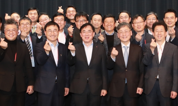 정철동 LG이노텍 사장(앞줄 가운데)과 협력사 대표들이 15일 서울 마곡동 LG이노텍 R&D캠퍼스에서 열린 ‘2019 동반성장 상생데이’에 참석해 ‘공정거래 및 동반성장협약’을 체결한 뒤 기념 사진을 촬영하고 있다.
