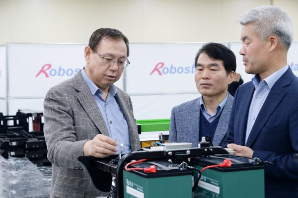 '로보스타'를 방문한 LG전자 조성진 부회장이 로보스타의 다양한 산업용 로봇을 살펴보고 있다.