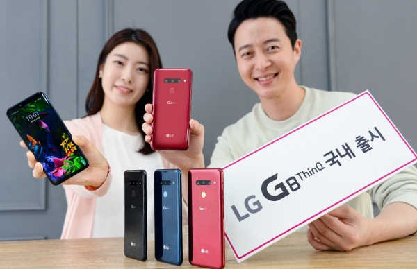 22일국내에 출시되는 G8씽큐를 LG전자 모델들이 소개하고 있다.