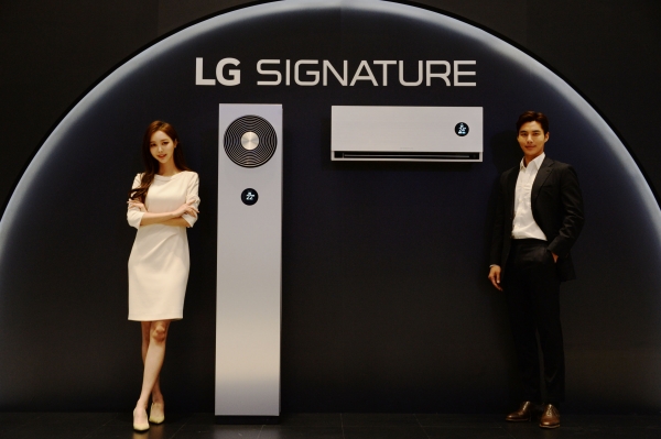 LG전자 모델이 LG 시그니처 에어컨을 소개하고 있다.