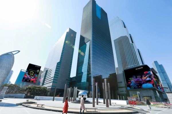 코엑스 일대에 삼성 QLED 8K 디지털 사이니지 옥외 광고 모습