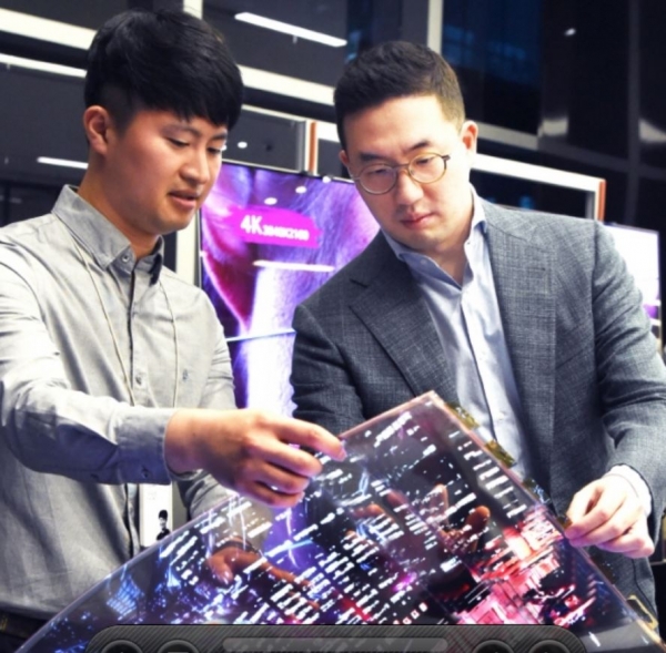 작년 9월 LG 구광모 대표(오른쪽)가 서울 강서구 LG사이언스파크를 방문해 연구직원과 함께 '투명 플렉시블 OLED'를 살펴보고 있다. 대표 취임 후 첫 현장 방문이었다.
