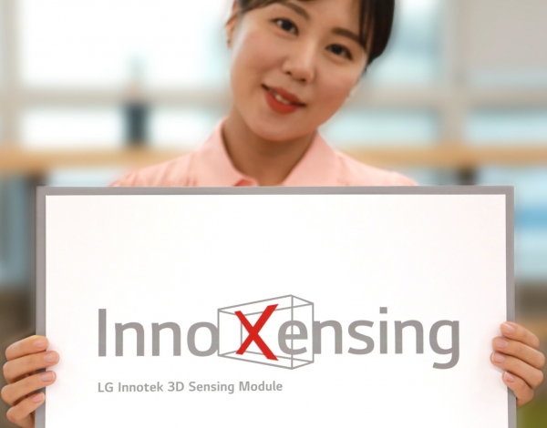 LG이노텍 직원이 3D 센싱 모듈 브랜드 '이노센싱'을 선보이고 있다.