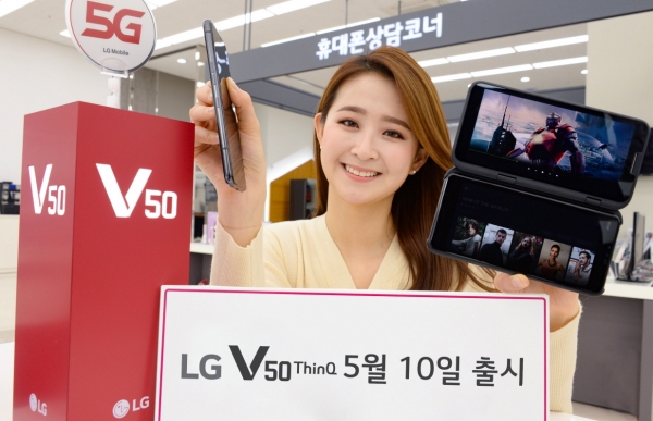 LG전자가 잠정 연기했던 5G 스마트폰 LG V50 씽큐(ThinQ)의 국내 출시일을 10일로 최종 결정했다. LG전자 모델이 V50 씽큐를 소개하고 있다.