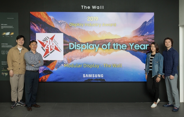 '더 월'의 상품기획·개발·마케팅에 참여한 삼성전자 직원들이 경기 수원시에 위치한 삼성전자 디지털시티에서 제품을 소개하고 있다.