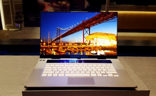 삼성디스플레이가 올해 2월 양산을 시작한 노트북용 15.6인치 4K해상도 OLED