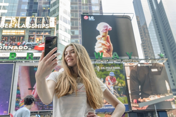 LG전자 모델이 미국 뉴욕 타임스스퀘어에서 31일(현지시간) 미국에 출시된 LG V50씽큐(ThinQ)를 소개하고 있다.