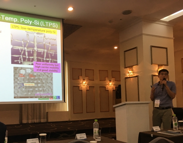 박기찬 건국대 교수가 지난 21일 서울 강남구에서 열린 한국디스플레이산업협회 주최 '디스플레이 테크살롱'에서 'LTPO 기술 개요 및 응용'을 주제로 강연하고 있다.