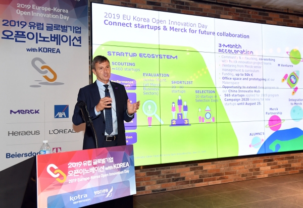 글렌 영 한국머크 대표가 27일 서울 서초구 한화드림플러스에서 열린 '2019 유럽 글로벌기업 오픈 이노베이션 위드 코리아(with Korea)'에서 오픈 이노베이션에 대한 발표를 하고 있다.