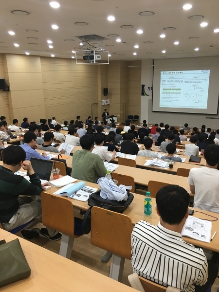 지난 4일 서울 동작구 중앙대학교 100주년 기념관에서 '제1회 마이크로LED 디스플레이 서머스쿨'이 열렸다.
