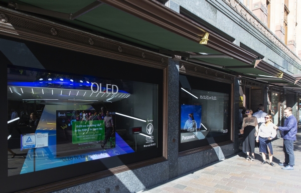 영국 해롯백화점 1층 쇼윈도에 전시된 OLED TV를 방문객이 관람하고 있다.
