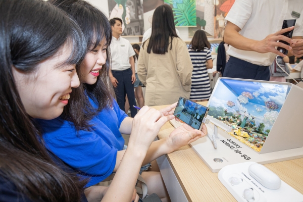 서울 종로구 익선동 '갤럭시 스튜디오' 방문객들이 '갤럭시 노트10 5G'를 체험하고 있는 모습