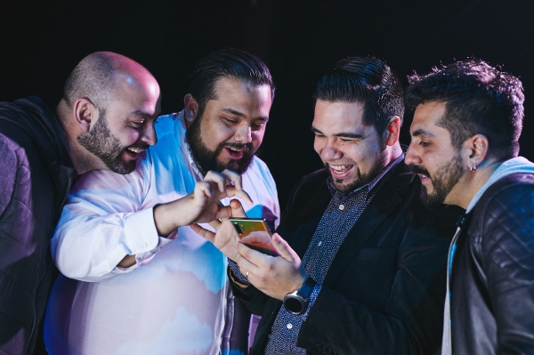 지난 20일(현지시간) 칠레 산티아고의 '종합 예술 공연장'에서 진행된 '갤럭시 노트10' 출시 행사에서 참석자들이 제품을 체험하고 있는 모습