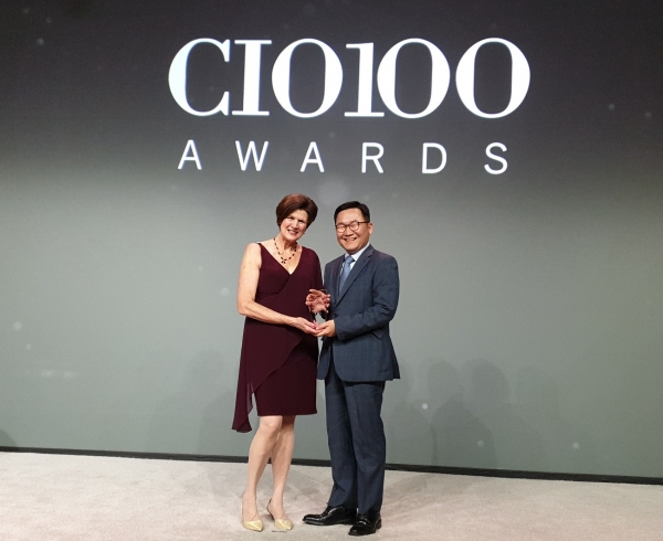 삼성전기 글로벌기술센터장 이갑수 상무(오른쪽)가 CIO 100 어워드를 수상하고 있다.