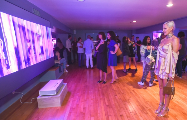 현지시간 24일 미국 산타모니카에서 관람객들이 '데이비드 반 에이슨'의 디지털 아트 작품을 'LG 시네빔 레이저 4K'가 구현한 화면으로 감상하고 있는 모습