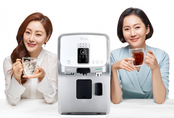 청호 이과수 커피얼음정수기 ‘휘카페-IV 엣지’와 모델 오나라(좌), 염정아(우)