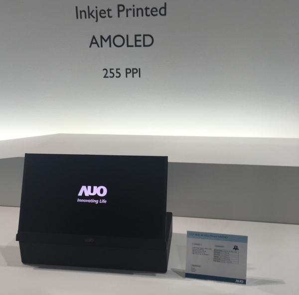 대만 AUO(友達)가 28일 개막한 디스플레이전시회 '터치타이완(Touch Taiwan) 2019'에서 잉크젯 프린팅 공정으로 만든 17.3인치 4K(3840x2160) 해상도 유기발광디스플레이(OLED)를 전시했다.