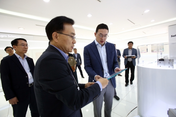 구광모 LG  대표가 29일 미래 소재∙부품 개발 현황을 살피기 위해 대전 LG화학 기술연구원을 방문했다.