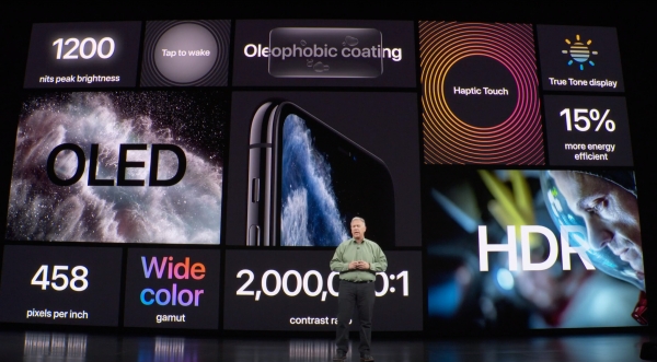 필 쉴러(Philip Schiller) 애플 수석부사장이 미국 현지시간 10일 '신제품 발표회(스페셜 이벤트)'에서 아이폰11프로 모델에 들어간 유기발광디스플레이(OLED) 패널을 설명하고 있다.