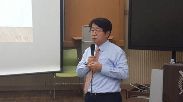 김영재 대덕전자 대표가 19일 서울대 신공학관에서 학생들을 상대로 강연하고 있다.