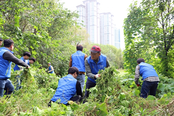 전해상 도레이첨단소재 사장을 비롯한 임직원들이 서울 여의도 샛강에서 환경 정화활동을 하고 있다.