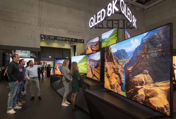 지난 9월 독일 베를린에서 열린 유럽 최대 가전전시회 'IFA 2019'에서 관람객들이 삼성전자의 QLED 8K TV를 보고 있다.