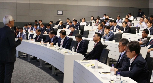 LG이노텍 협력사 대표와 임원 130여명이 1일 서울 마곡 LG사이언스파크에서 열린 '2019 동반성장 아카데미'에서 최신 기술 트렌드 강연을 듣고 있다.