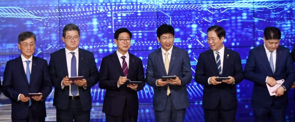 이동훈 삼성디스플레이 대표(사장, 오른쪽에서 셋째)가 지난 10일 충남 아산2캠퍼스에서 태블릿PC를 이용해 양해각서(MOU)에 전자서명 하고 있다.