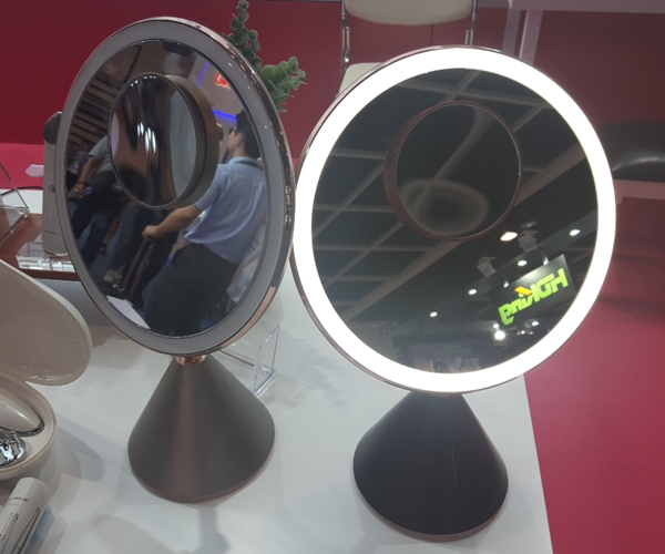 영국 터치뷰티의 스마트 거울. 사용자가 30cm 이내로 접근하면 센서가 감지해 거울 가장자리의 발광다이오드(LED) 조명이 켜진다.