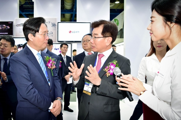 인터배터리 2019에 참가한 LG화학 김종현 전지사업본부장 사장(왼쪽 두 번째)이 성윤모 산업통상부 장관(왼쪽 첫 번째)와 이야기를 나누고 있다.