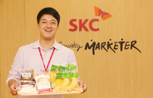 SKC 직원이 SKC 친환경 생분해 필름을 포장재로 사용한 스타벅스나 제품을 소개하고 있다.