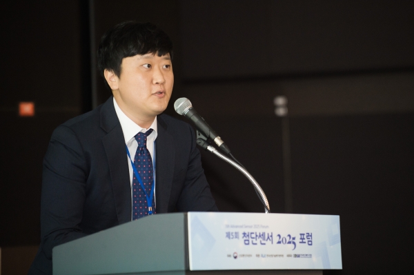 강신원 무라타 과장이 28일 서울 양재동에서 열린 첨단센서 2025 포럼에서 발표하고 있다.