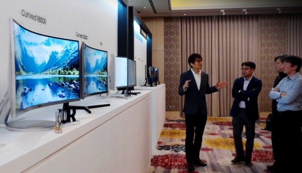 14일 대만 '삼성 커브드 포럼 2019'에서 참석자들이 전시품을 보고 있다.