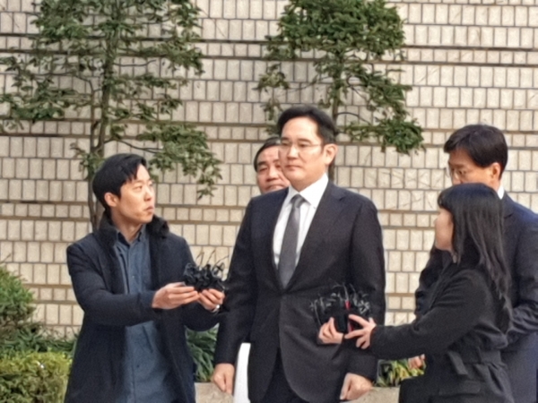 이재용 삼성전자 부회장이 22일 '국정농단' 사건 파기환송심에 참석하기 위해 서초동 서울고등법원에 들어서고 있다.