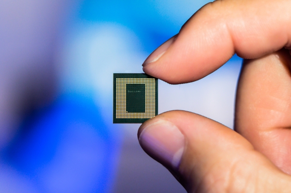 퀄컴 프리미엄 스냅드래곤 865 칩 생산은 대만 TSMC가 맡았다. 삼성전자는 중급형인 스냅드래곤 765, 765G 모델을 생산한다.