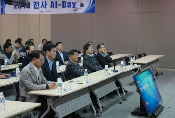 삼성전기 이윤태 대표(왼쪽에서 세 번째)가 AI-데이에서 발표를 듣고 있다.