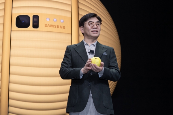 삼성전자 김현석 대표가 첨단 하드웨어와 인공지능 기술이 결합된 개인 맞춤형 케어를 강조하면서       지능형 컴퍼니언 로봇(Companion Robot) ‘볼리(Ballie)’를 소개하고 있다.