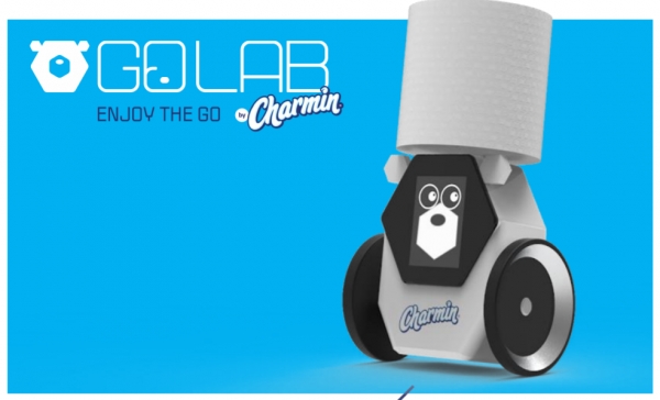 프록터 앤드 갬블(P&G)의 로봇 롤봇(Charmin’s RollBot). 롤봇은 바퀴가 좌우로 2개 달린 몸체 위에 두루마리 화장지를 얹고 배달한다. 스마트폰 내 블루투스를 통한 제어가 가능하다.