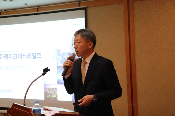 김진동 레이크머티리얼즈 대표가 17일 서울 여의도에서 열린 기업공개 기자간담회에서 발표하고 있다.