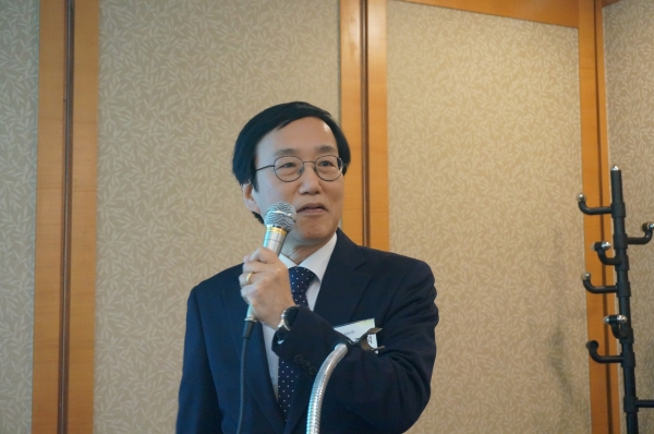 이종덕 서울바이오시스 대표가 17일 기업공개 기자간담회에서 발표하고 있다.