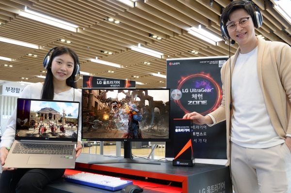 LG전자 모델이 LG전자 베스트샵 강남본점에서 LG 울트라기어 게이밍 모니터·고성능 노트북을 소개하고 있다.