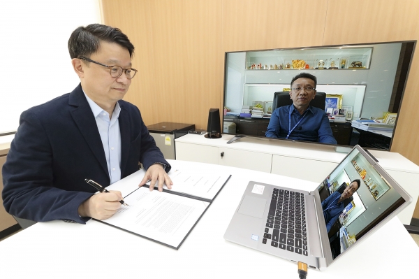 김영우 KT 글로벌사업본부장(상무)과 수폿 산얍피시쿨 3BB TV 사장이 화상회의를 통해 240억원 규모 IPTV 서비스 공급 계약 문서에 서명하고 있다.