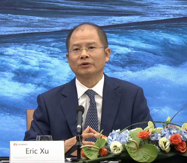 쉬즈쥔(徐直军, Eric Xu) 순환 의장이 최근 2019년 실적발표에서 질문에 답하고 있다.