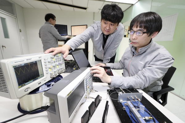 KT융합기술원 연구원이 서울 서초구 KT연구개발센터에서 양자 암호 통신 기술을 테스트하고 있다.