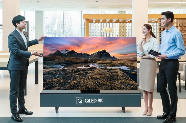 삼성전자 판매 상담사가 삼성디지털프라자 삼성대치점에서 QLED TV 신제품을 소개하고 있다.