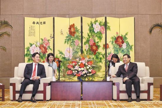 중국을 방문한 이재용 삼성전자 부회장이 지난 18일 중국 산시성의 후허핑 당서기와 면담했다.(사진 인민망 홈페이지)